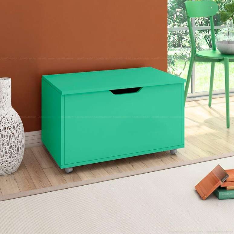 44. Nem todo puff ba&uacute; precisa ter estofado, esse por exemplo, &eacute; um puff ba&uacute; todo feito em madeira e pintado de verde &aacute;gua para ganhar destaque na decora&ccedil;&atilde;o