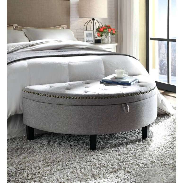 45. Decora&ccedil;&atilde;o para quarto de casal com lindo modelo de puff ba&uacute; com design de meio circulo e acabamento capiton&ecirc;