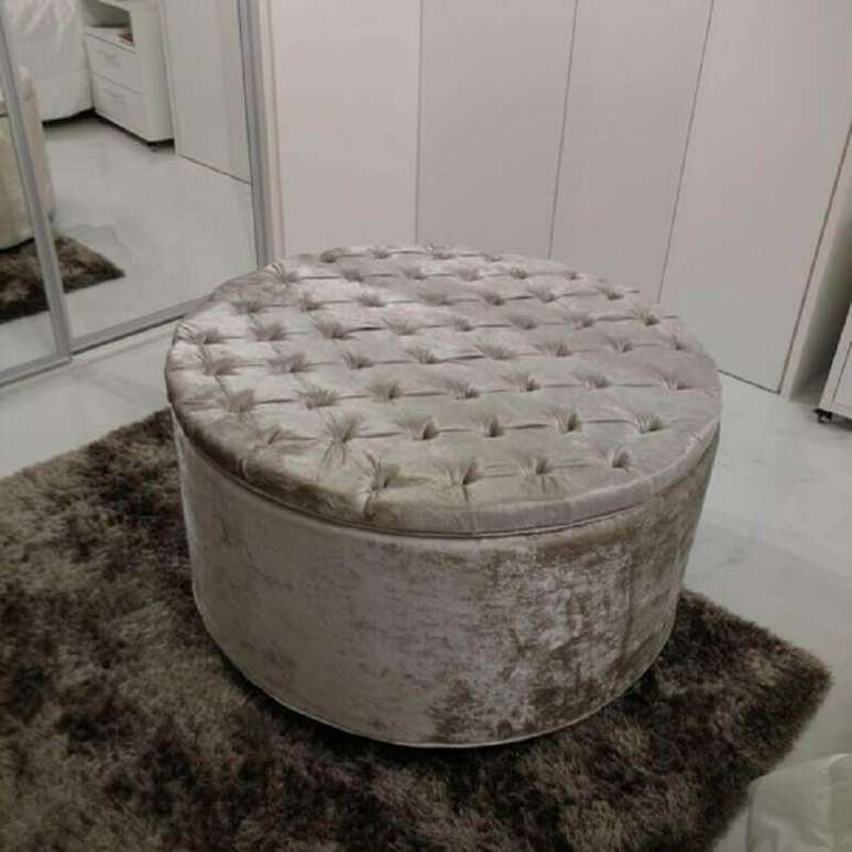 20&nbsp;&ndash; Puff ba&uacute; redondo grande feito em veludo para quarto amplo