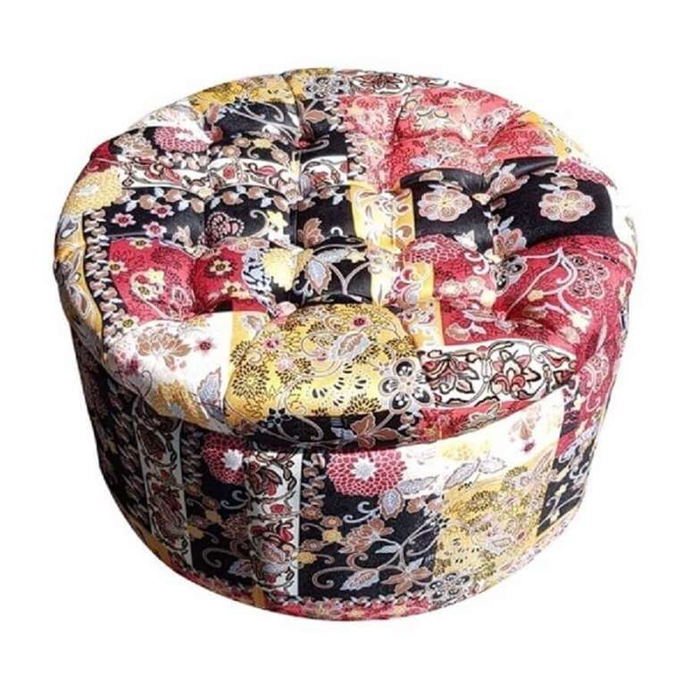 33- Puff redondo com estampa florida.