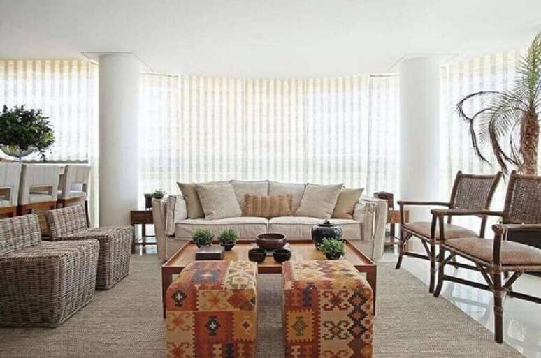 5- Puff ba&uacute; com estampa personalizada para sala com decora&ccedil;&atilde;o em tons neutros