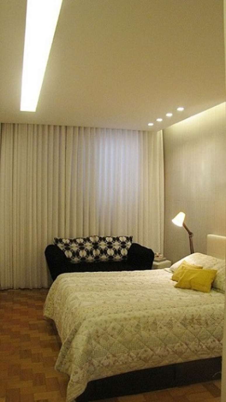 53. Quarto de casal com &ldquo;rasgo&rdquo; na sanca de gesso e spots. Projeto de Danielly