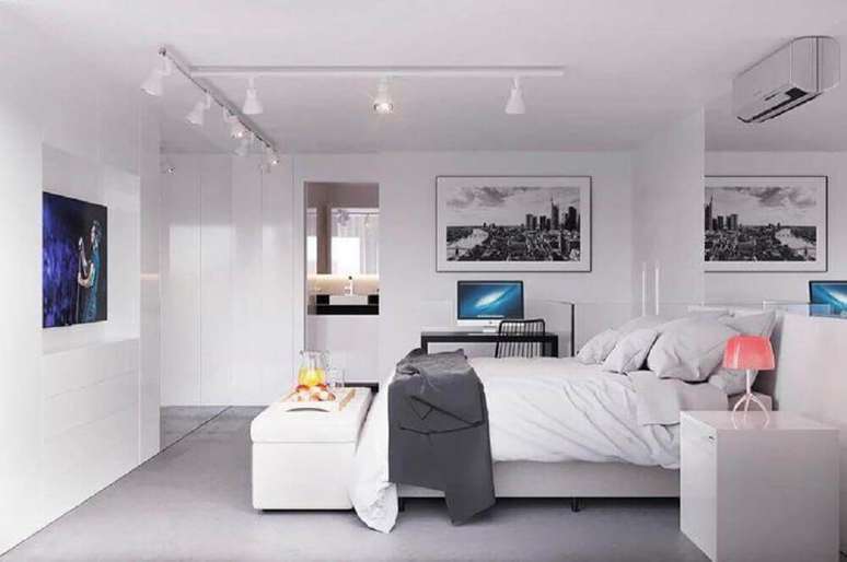 53. Decora&ccedil;&atilde;o para quarto de casal todo branco com puff com ba&uacute; so p&eacute;s da cama