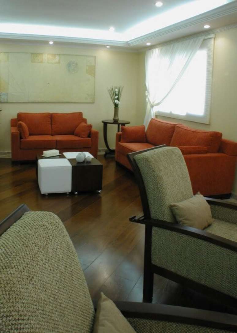 57. Sala de estar com sanca aberta e ilumina&ccedil;&atilde;o embutida. Projeto de Mariza Silva