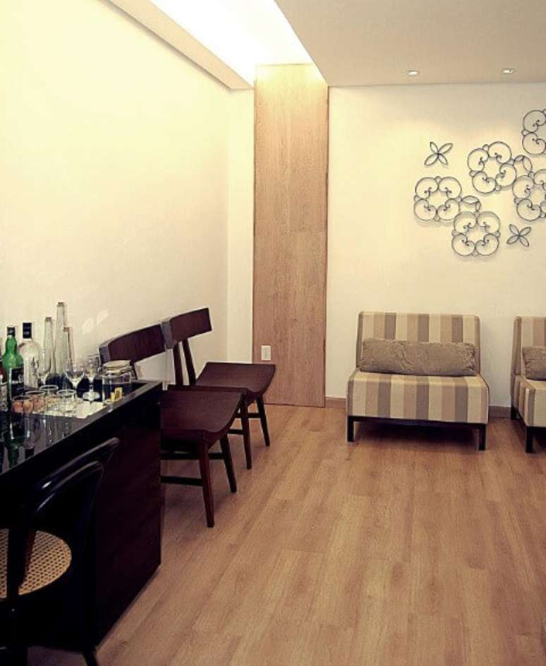 59. Sala de estar com parte do teto com sanca de gesso aberta e spots. Projeto de Danielly