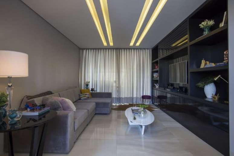 2. Sala de estar com sanca de gesso e iluminação embutida. Projeto de Belezini Dalmazo Arquitetura