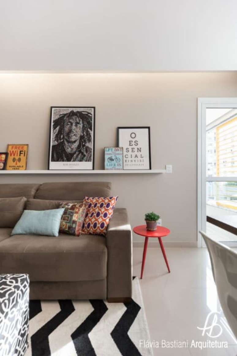 58. Sala de estar moderna com sanca invertida e ilumina&ccedil;&atilde;o aconchegante. Projeto de Flavia Bastiani