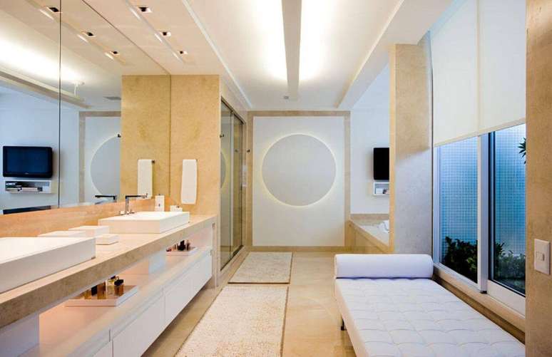 7. A sanca de gesso aberta com iluminação central no banheiro enriquece a decoração. Projeto de AMFP Arquitetura