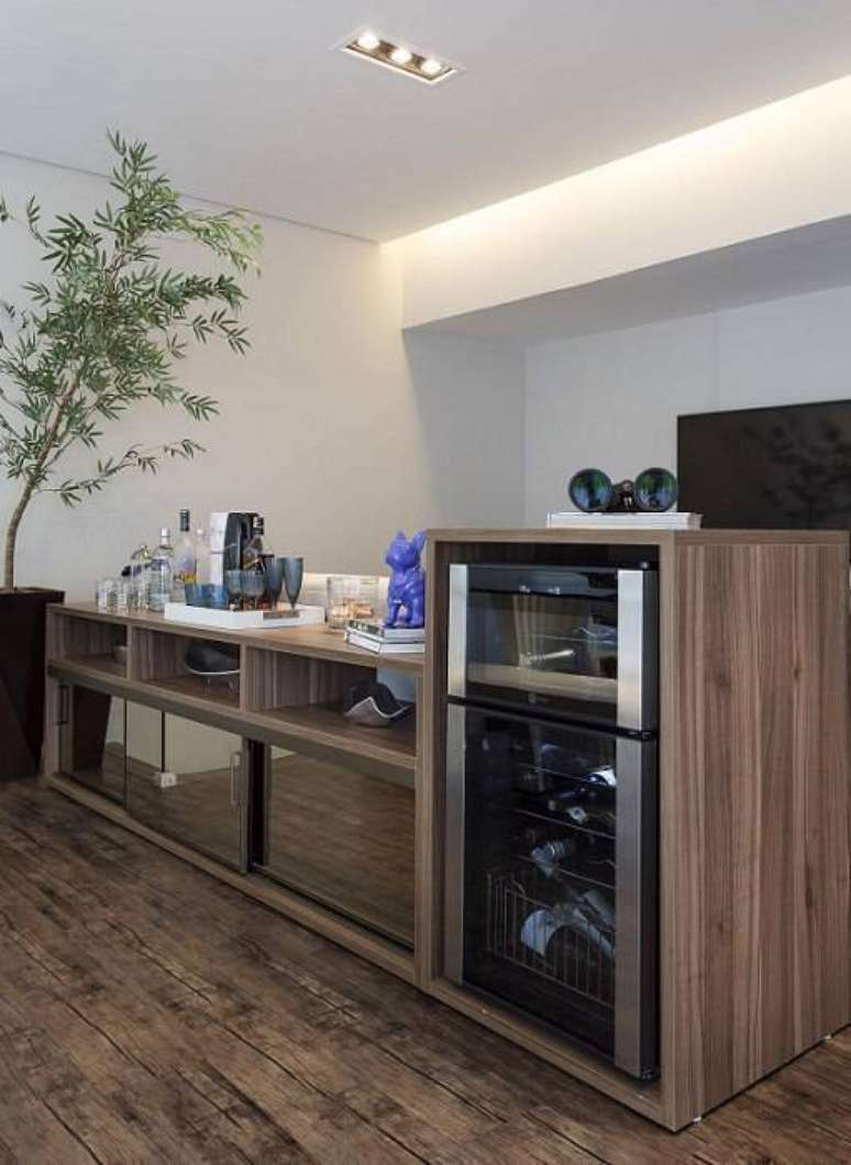 20.&nbsp;A sanca&nbsp;invertida aqui destaca a sala de televis&atilde;o. Projeto por Ricardo Lopez