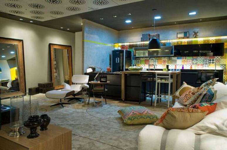 34. A sanca de gesso fechada pode ser uma alternativa para mais de um ambiente e pode ser usada tamb&eacute;m em outras cores e com detalhes. Projeto por Mariela Felippetti.