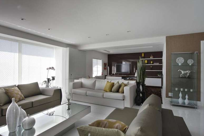 37. Minimalista, a sanca de gesso fechada tamb&eacute;m pode ocultar imperfei&ccedil;&otilde;es do teto. Projeto por Leo Shehtman