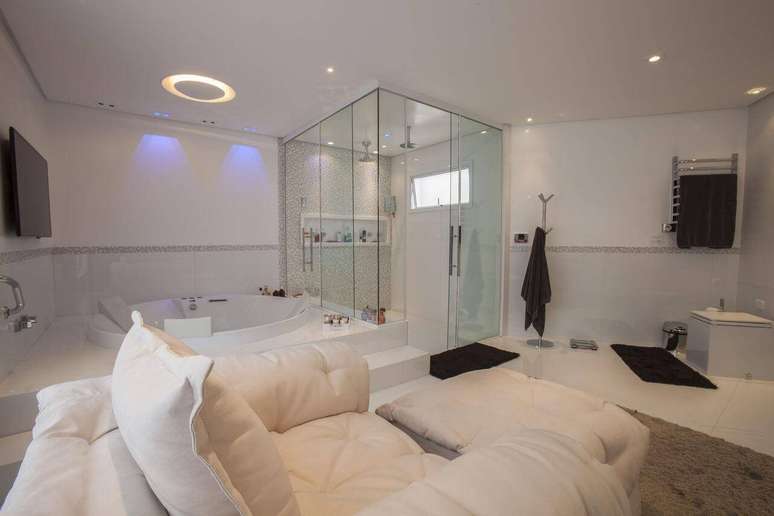 26. Apenas um detalhe na sanca de gesso aberta pode fazer a diferen&ccedil;a na sala de banho. Projeto por Sandra Sanches