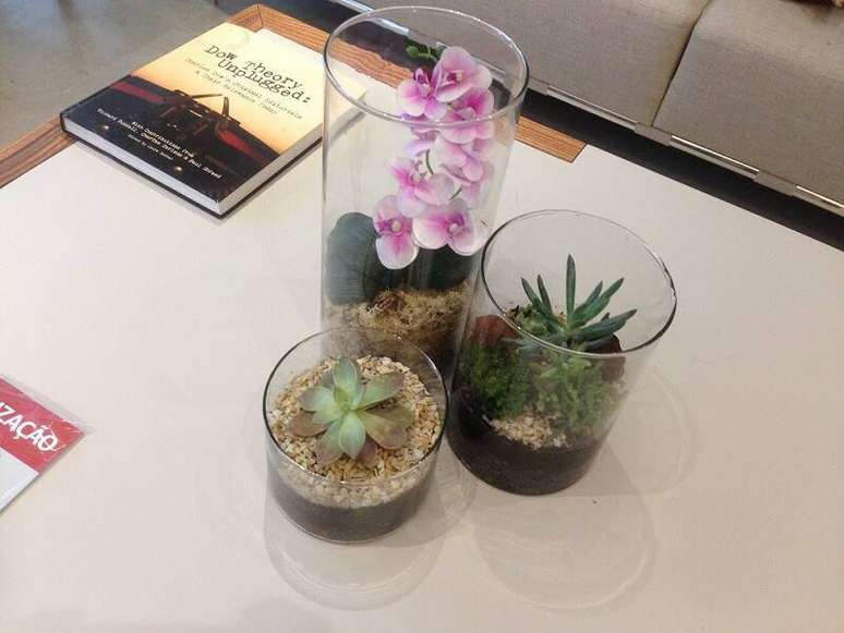 37. Os suportes de vidro podem ser perfeitos em decora&ccedil;&otilde;es modernas para suculentas