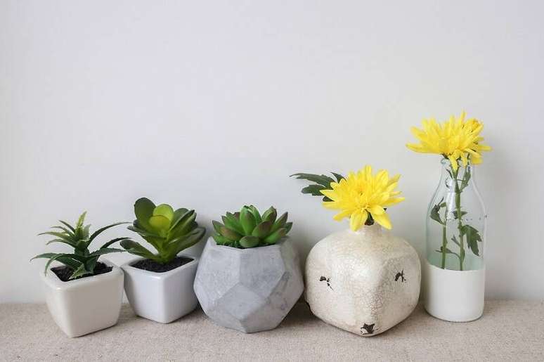 29. Vasos cleans e de cimento queimado s&atilde;o tend&ecirc;ncias na decora&ccedil;&atilde;o