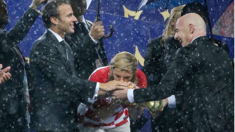 A presidente croata desafiou a chuva durante o encerramento do Mundial