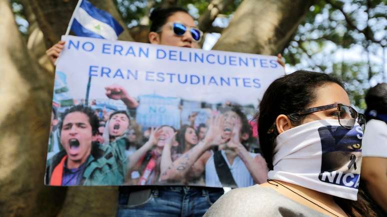 Manifestantes em Man&aacute;gua, a capital da Nicar&aacute;gua, protestam ap&oacute;s morte de dois estudantes