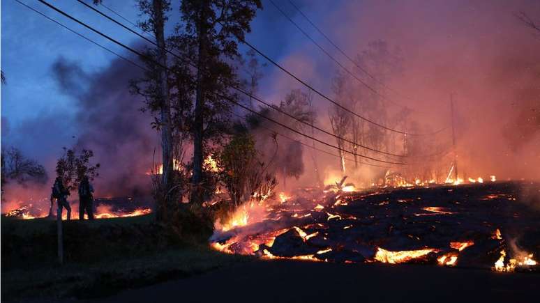 A atual erupção do Kilauea é incomum porque está acontecendo próxima a uma região habitada e a quantidade de lava que emana é alta