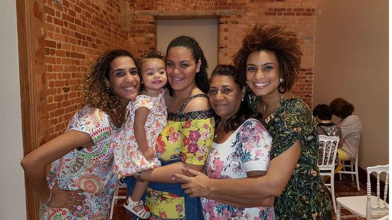 Marielle, na ponta direita, comemorando o Dia das Mães do ano passado com as mulheres da família - da esquerda para a direita, sua irmã, Anielle Silva, sua sobrinha e afilhada, Mariah, sua filha, Luyara, e sua mãe, Marinete da Silva