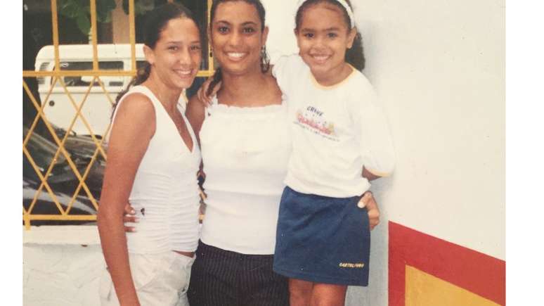 Marielle Franco ao lado de Luyara, ainda menina, e da parceira Monica Benício, pouco depois de se conhecerem, no início da vida adulta