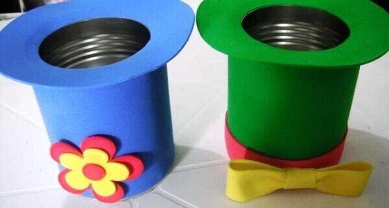 12- Latas decoradas com EVA de chapeuzinhos.
