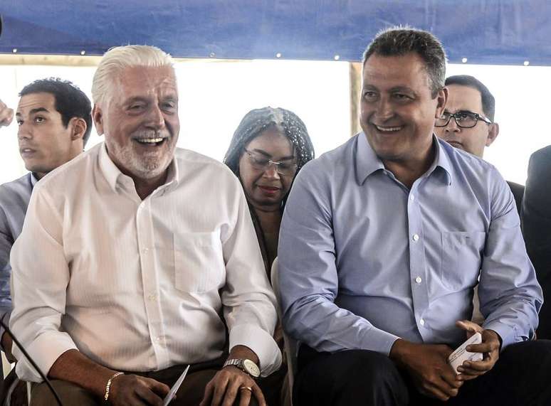O governador da Bahia Rui Costa (à dir.) e o ex-ministro Jaques Wagner, cotado até como vice em chapa do PT com outro partido