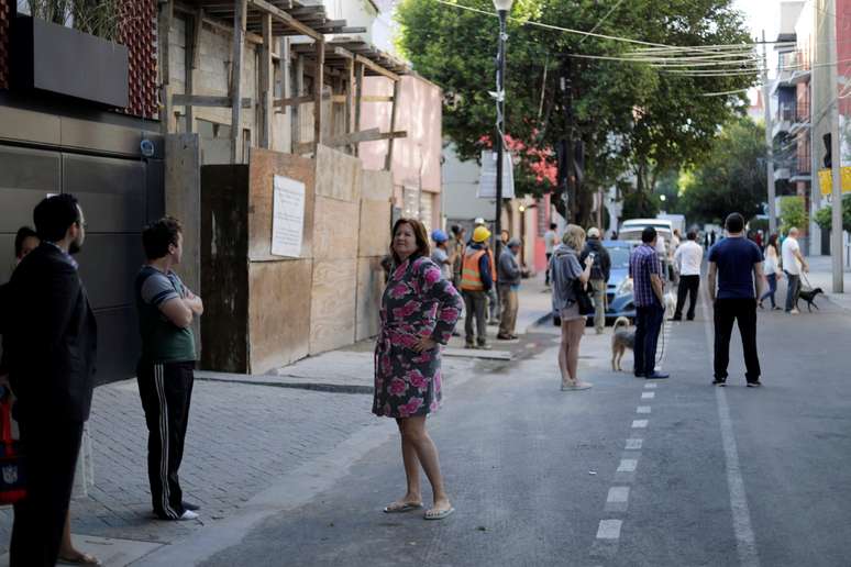 Pessoas esperam na rua depois que terremoto foi sentido na Cidade do M&eacute;xico 19/07/2018 REUTERS/Henry Romero