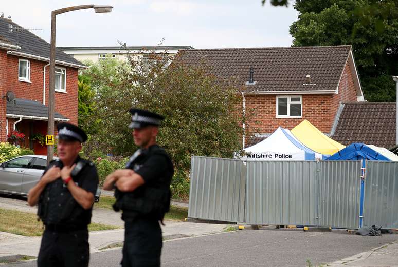 Policiais fazem guarda do lado de fora da casa de Sergei Skripal em Salisbury, na Inglaterra19/07/2018 REUTERS/Hannah McKay