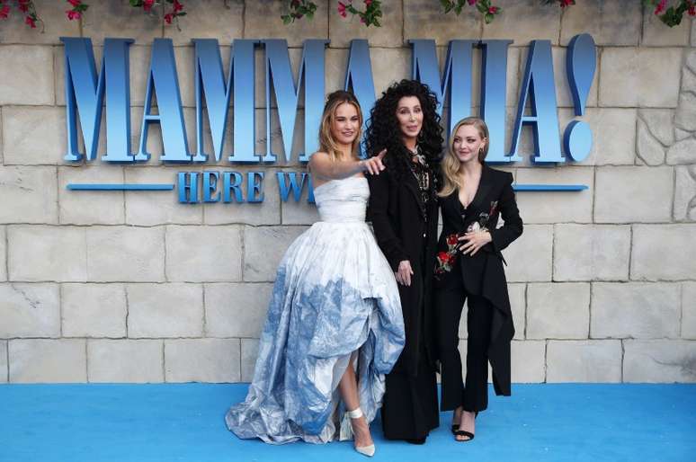 Cher, Lilly James e Amanda Seyfried em lan&ccedil;amento de "Mamma Mia!" em Londres
 16/7/2018   REUTERS/Hannah McKay 