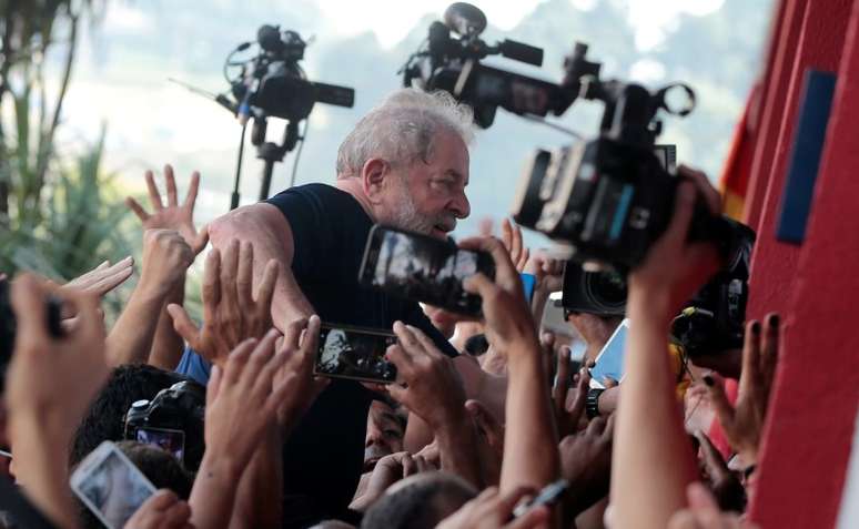 Ex-presidente Luiz Inácio Lula da Silva, cercado de apoiadores, em frente ao Sindicado dos Metalúrgicos do ABC, em São Bernardo do Campo, antes de ser preso, em abril
07/04/2018
REUTERS/Leonardo Benassatto