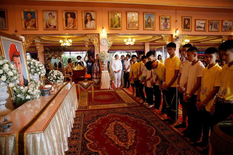 Os meninos e o técnico dos &#034;Javalis Selvagens&#034; vão a um templo budista prestar homenagens ao mergulhador Saman Kunan, que morreu na operação de resgate