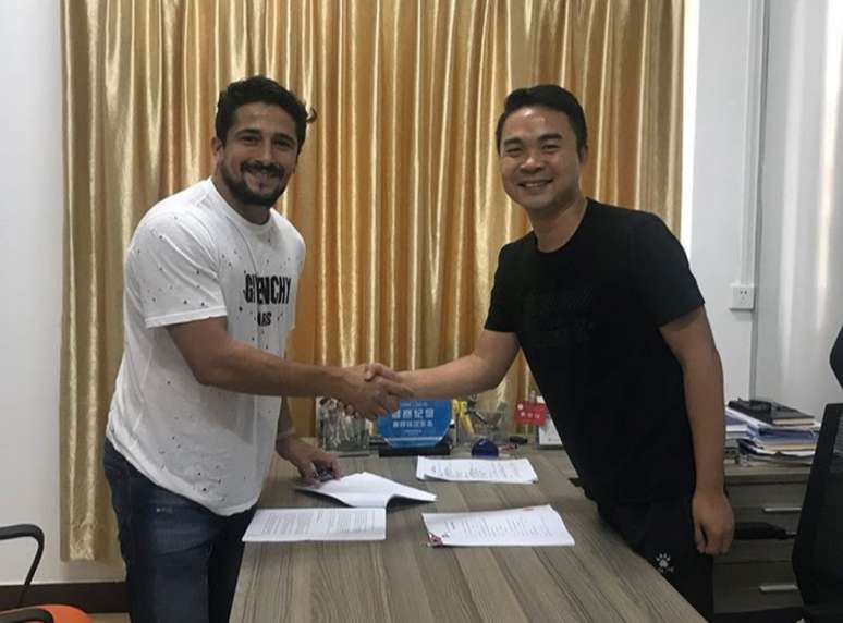 Aloísio já atuou no Shandong Luneng e Hebei Fortune na China (Foto: Arquivo pessoal)