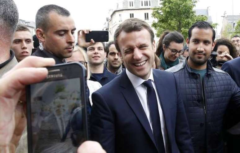 Alexandre Benalla (direita) trabalha na segurança de Emmanuel Macron