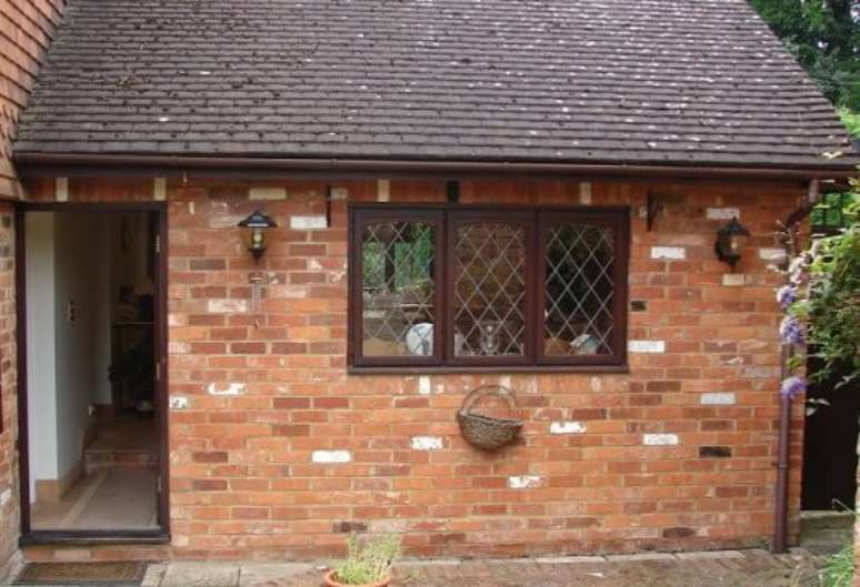 2. Casa de alvenaria com tijolos expostos na &aacute;rea externa