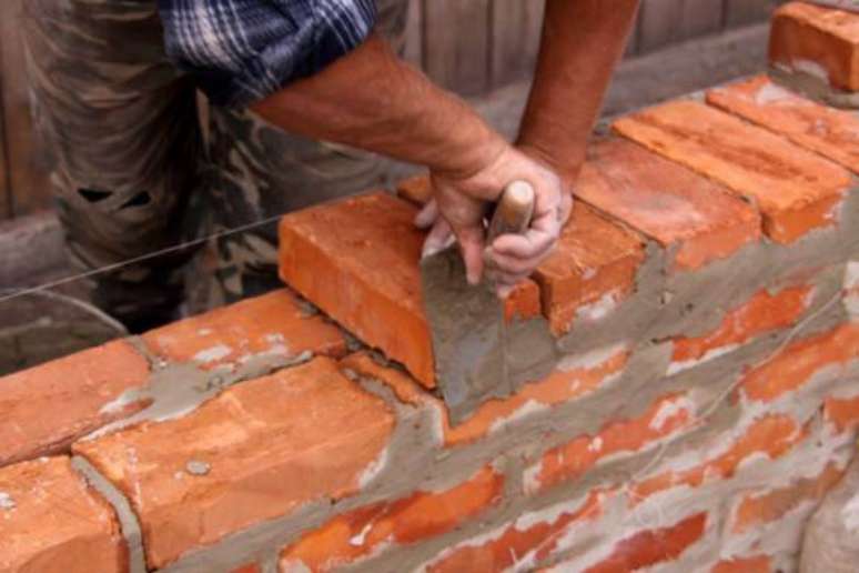 3. As paredes da casa de alvenaria convencional precisam de uma forcinha para manter a estrutura