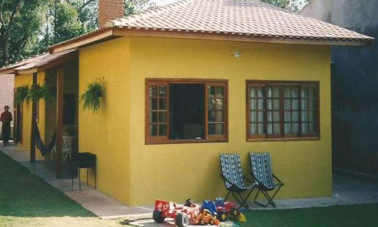 12. Casa de alvenaria simples pintada de amarelo