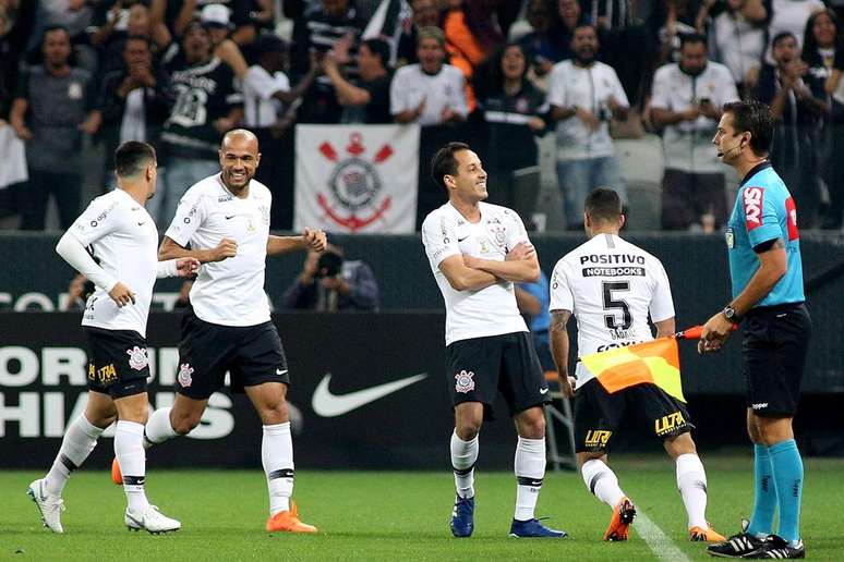 Time do Corinthians comemora gol