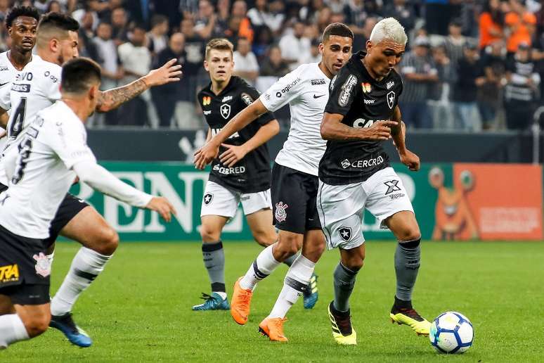 Kieza domina a bola pelo Botafogo
