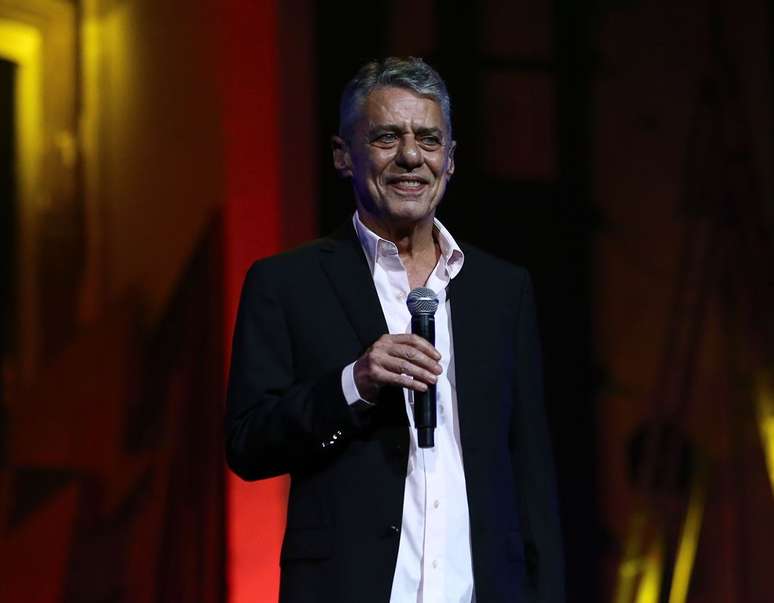 O cantor Chico Buarque apresenta-se durante a entrega do 28º Prêmio da Música Brasileira no Theatro Municipal, na Praça da Cinelândia, no centro do Rio de Janeiro, em 2017.