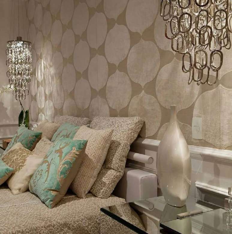 6. O papel de parede com textura pode levar uma sensação agradável ao quarto de casal.