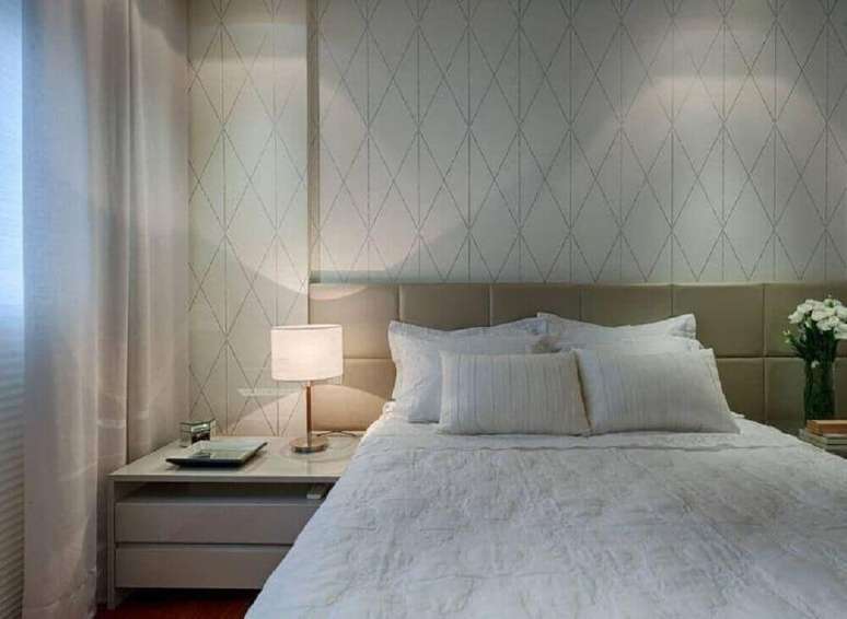 38. O papel de parede geométrico com cores neutras é perfeito para a decoração de um quarto clean e clássico