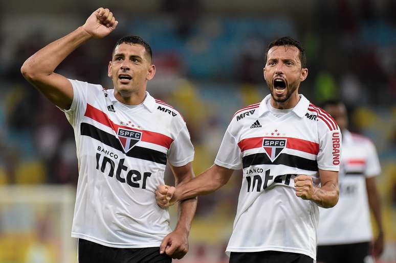 Diego Souza e Nenê comemoram vitória sobre o Flamengo no Maracanã