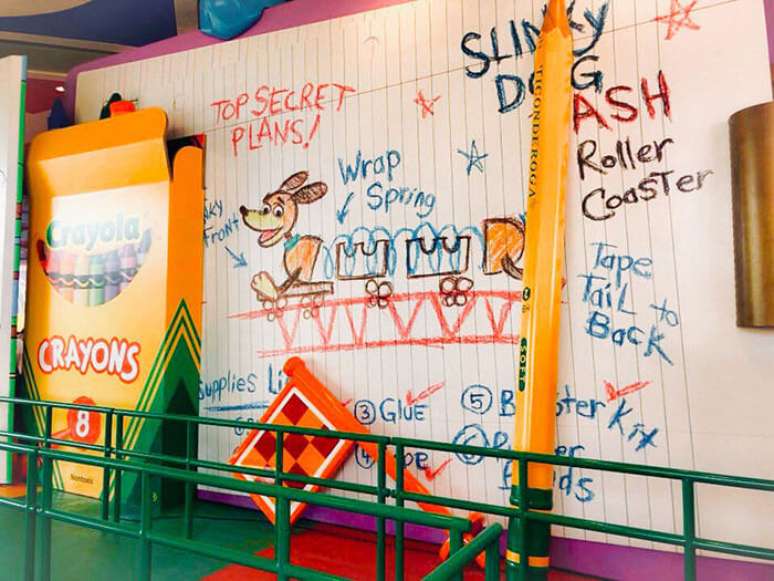 At&eacute; mesmo as paredes foram decoradas por Andy usando giz de cera!