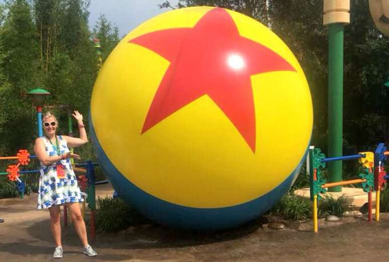 A famosa bola da Pixar também está por lá. Em tamanho imenso, é claro.