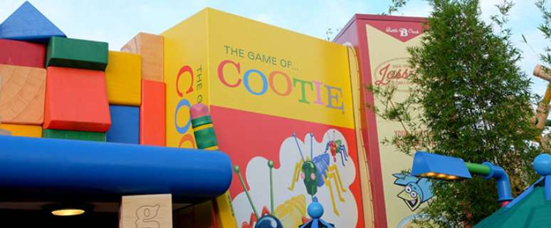 Se olhar para cima, ver&aacute; caixas de brinquedos cl&aacute;ssicos.