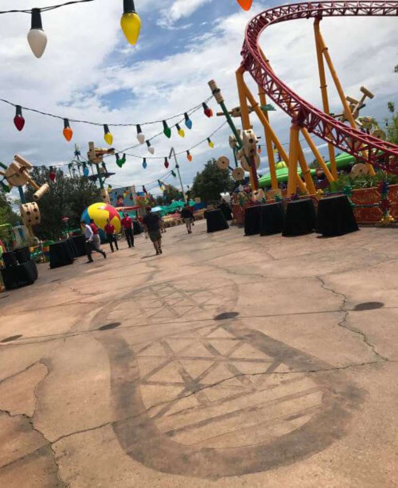 Se olhar para baixo, poder&aacute; se deparar com pegadas gigantescas!