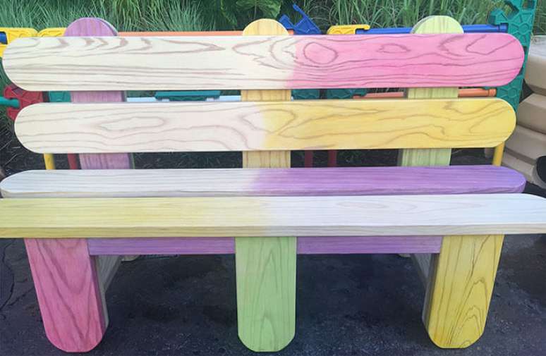 Quando estiver cansado, sente-se em bancos feitos de palitos de picol&eacute;.