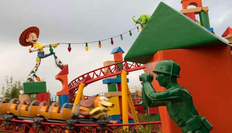 V&aacute;rios outros personagens do filme aparecem durante o passeio em Slinky Dog.