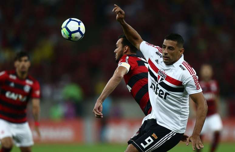 Réver e Diego Souza disputam uma bola aérea