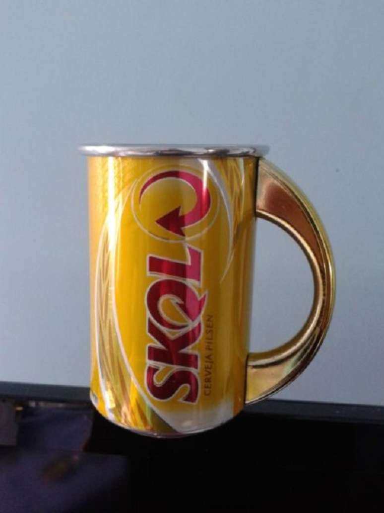 21- Caneca de latas decoradas de cerveja podem decorar a sua &aacute;rea de churrasqueira.