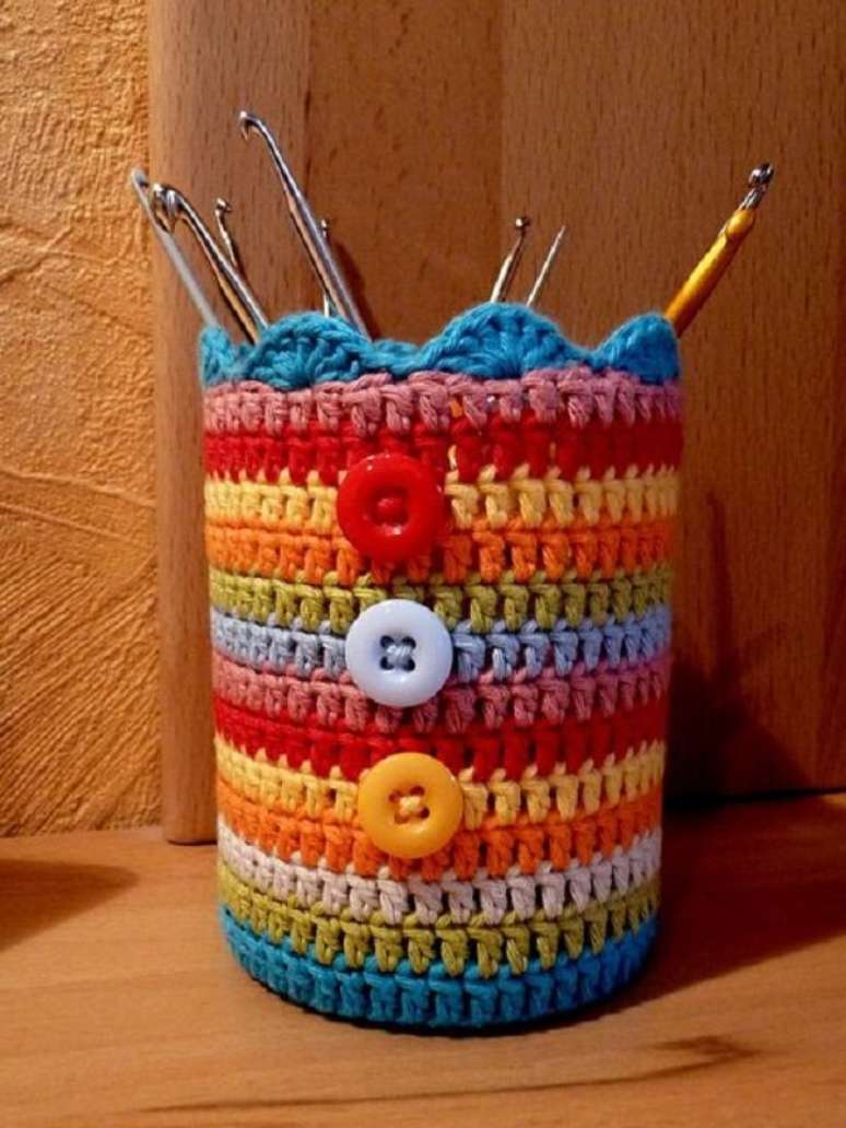 37- Lata de Nescau decorada com crochê e botões.